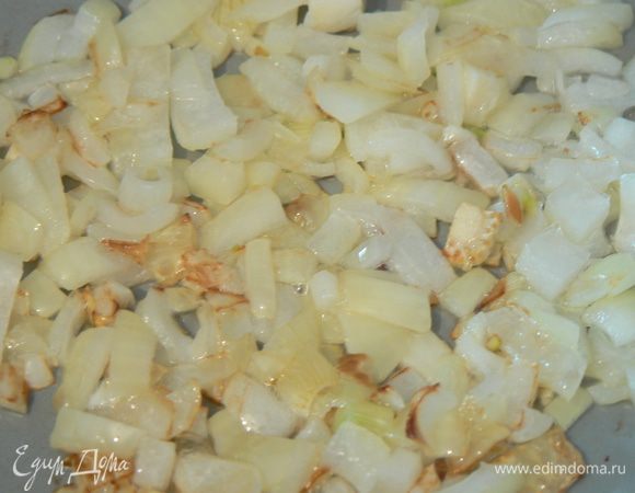 Лук режем небольшими кубиками и обжариваем в небольшом количестве растительного масла до золотистого цвета 