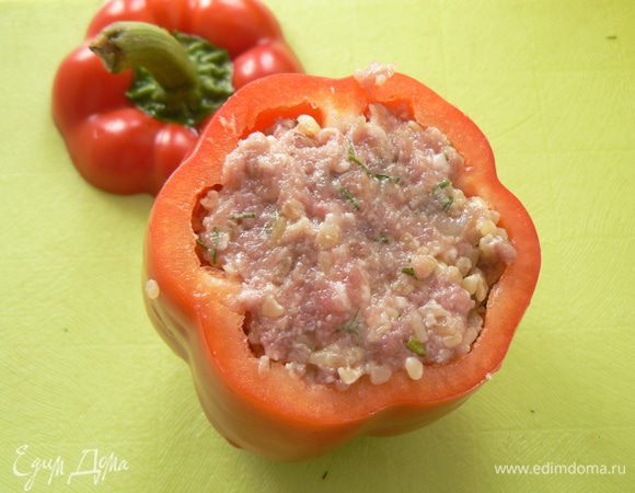 У перцев отрезаем верхнюю часть с "хвостиком". Удаляем семечки. Начиняем перцы получившейся фаршем, закрываем "крышечками" и помещаем их в мультиварку либо кастрюлю.