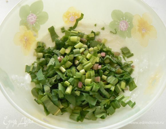 Для соуса: порезать черемшу