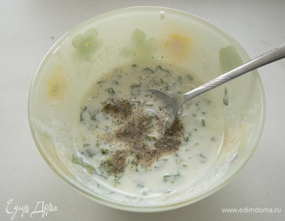 добавить остальные ингридиенты посолить, поперчить по вкусу, перемешать