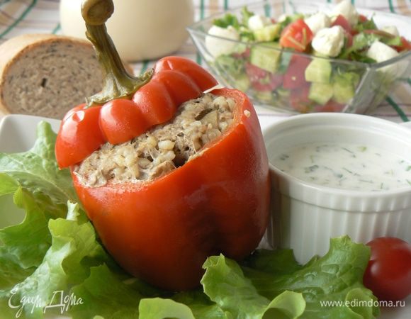 подаем перцы с зеленью и соусом. Приятного аппетита!