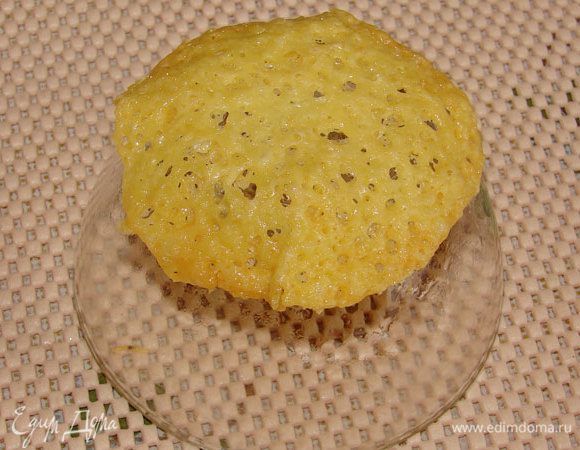 Когда сыр расплавится, вытащить горячим и выложить на перевернутые стаканы, прижать по краям, образовав тарелочки.