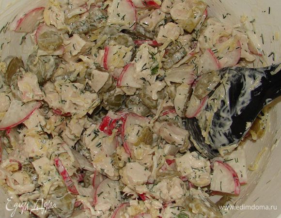 Куриную грудку отварить, остудить и порезать кубиками. Корнишоны порезать кружочками. Редис порезать пластинками. Все смешать с майонезом и укропом в миске.