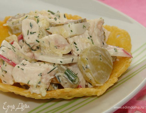 Выложить готовый салат по сырным тарелочкам.