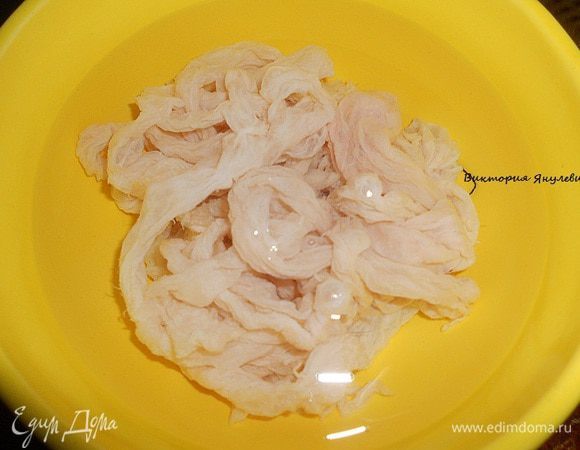 Для начала нужно разобраться с кишками - если вы берете их на рынке, то их нужно чистить, их можно почистить таким способом, натягивая на ложку - вывернуть и другой стороной ножа (не острой) соскрести верхнее покрытие, но аккуратно, чтобы не порвать (и не переживайте на рынке их продают чистыми и мытыми!!!!). Можно сделать иначе - купить уже чищеные кишки в магазине - они засоленные или их еще продают в интернет магазинах!!! Вообщем я сама чистила)))).