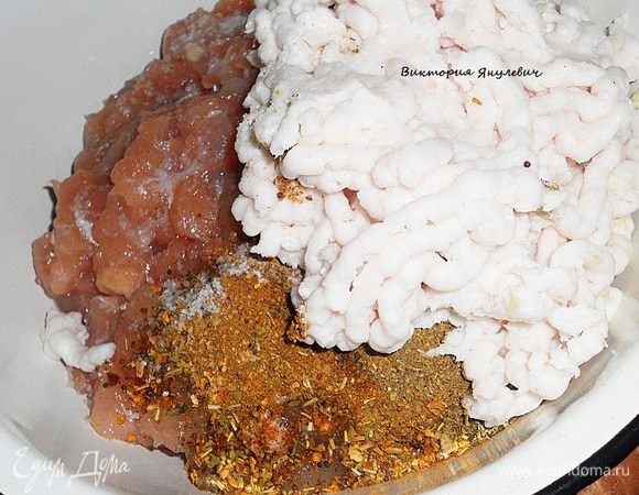 Далее куриное мясо нужно острым ножом нарезать на мелкие кусочки, перекрутить сало через мясорубку, добавить специи все и соль( я использовала морскую - мне кажется что она придает блюдам совершенно другой вкус!).