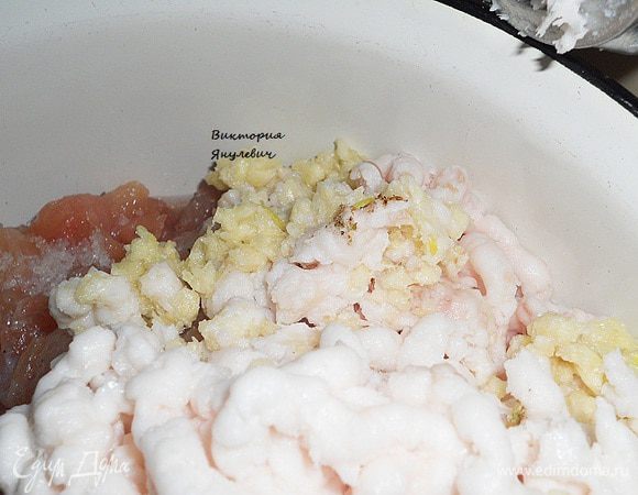 Чеснок следует очень мелко порезать, при этом сначала раздавить каждую дольку ножом или перекрутить на мясорубке (или блендере). Добавить к мясу.