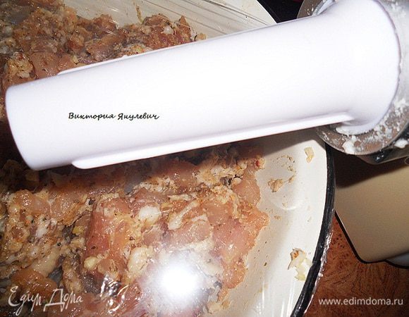 Теперь стоит все снять с мясорубки и надеть только насадку которая крутит спиральную и вот такую штуку как на фото, на нее нанизывается кишка! Но наверняка не у каждого есть такое приспособление - тогда берем пластиковую бутылку обрезаем горлышко и на него нанизываем кишку и с помощью обратной стороны ложки проталкиваем в кишку наше мясо (начинку) - вот так можно обойтись без специальной насадки на мясорубке!!!!