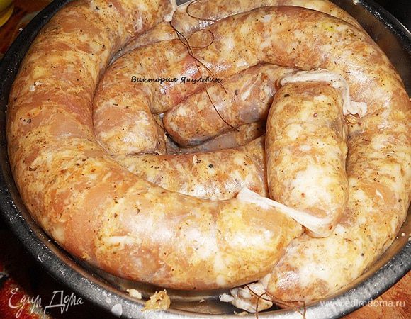 Края кишок связываются простыми нитками, один край перед заполнением и второй край когда полностью заполнена кишка и кстати не пытайтесь плотно начинять мясом кишку иначе при жарке они могут полопаться!!!! Вот такие колбаски)))).