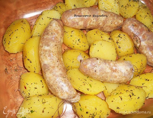 В этот же день мы решили ее попробовать, и я запекла с картофелем в духовке (картофель делала по рецепту Надин) - выпекала все это при температуре 220 до готовности. Сегодня будем жарить на гриле. позже добавлю ее фото с гриля!!!!
Так что не бойтесь, дорогие мои, приготовить ее сами - это не очень сложно, притом без химии, безумно вкусно и сделано вашими руками!!! А кстати мой свекр ее коптил в коптильне, сделанной своими руками, поверьте это гораздо вкуснее копченной магазинной, также можно приготовить и из свинины - но с другими специями немного!!! И кстати она гораздо дешевле выходит, чем купить в магазине!!!!