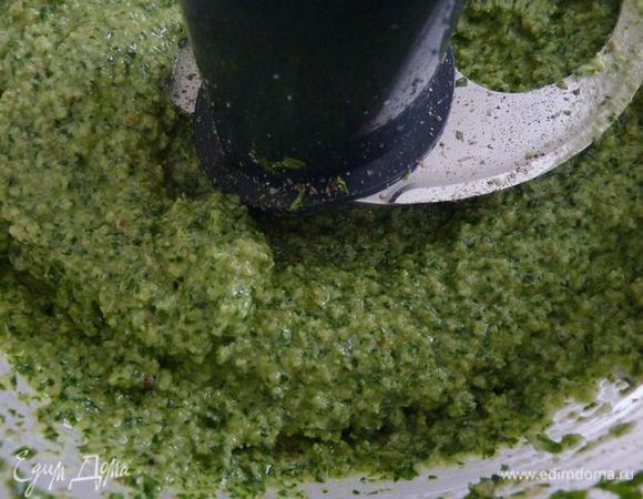 В большой кастрюле с кипящей подсоленной водой, сварить пасту . 1/2 стакана воды от пасты сохранить .В кухонном комбайне, измельчить петрушку, грецкие орехи, пармезан, чеснок, лимонный сок, и 2 столовые ложки воды от пасты . На не высокой скорости , добавить масла тонкой струйкой , продолжать взбивать  около 1 минуты. Приправить с солью и перцем.
