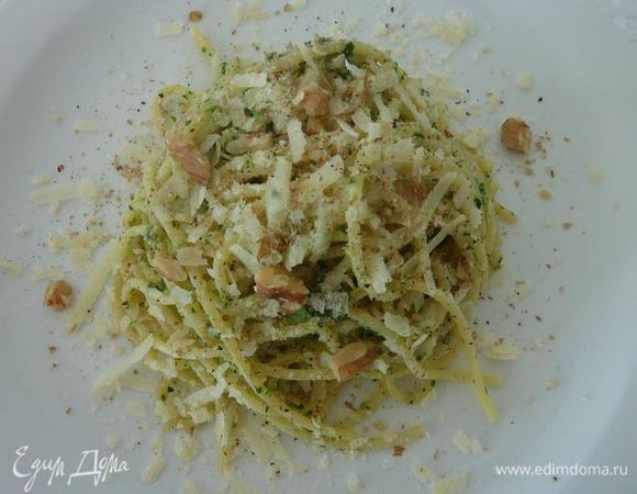 В макароны добавить песто и воды от пасты каторая осталось и размешать .Подавать посыпав  грецкими орехами и пармезаном.