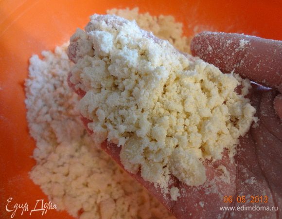 Сливочное масло растопить и чуть остудить, добавить к муке и растереть ладонями в крошку.