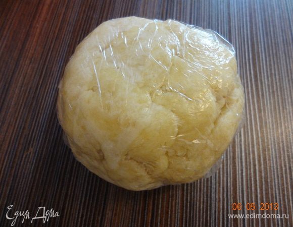 Добавляя понемногу апельсиновую воду в смесь, сформировать шар, завернуть в пленку и оставить на столе на 30 минут (тесто станет мягче и поддатливее).