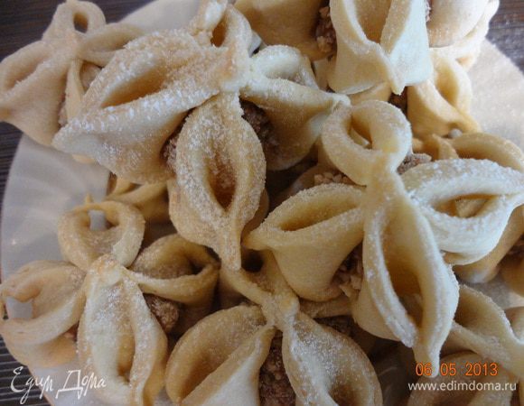 Выложить на противень, застеленный бумагой, поставить в разогретую до 180 С духовку на 10-15 минут. Главное не пересушить, кронфла получится светлая. Вынуть из духовки, дать остыть, посыпать сахарной пудрой.