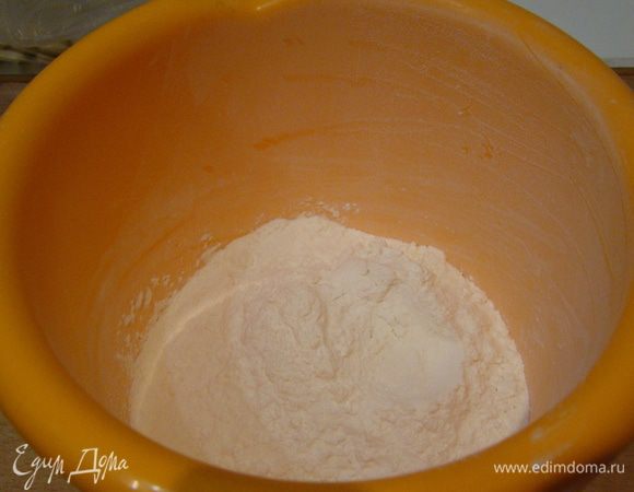 Просеиваем муку, крахмал, соль и порошок