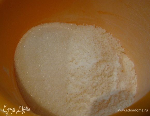 Добавляем сахар, кокос, размешиваем