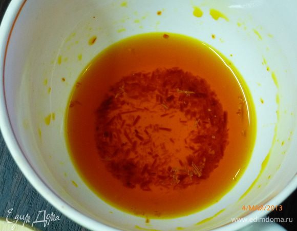 Готовим шафран для нашей пасхи. У меня шафран в виде порезанных нитей, 0.12 г. Этого даже много, достаточно на кончике чайной ложки. Итак, шафран заливаем 3 ст.л. кипятка и даем настояться полчаса.
