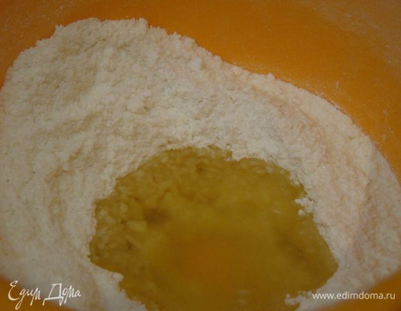 Вливаем масло и воду, замешиваем эластичное тесто