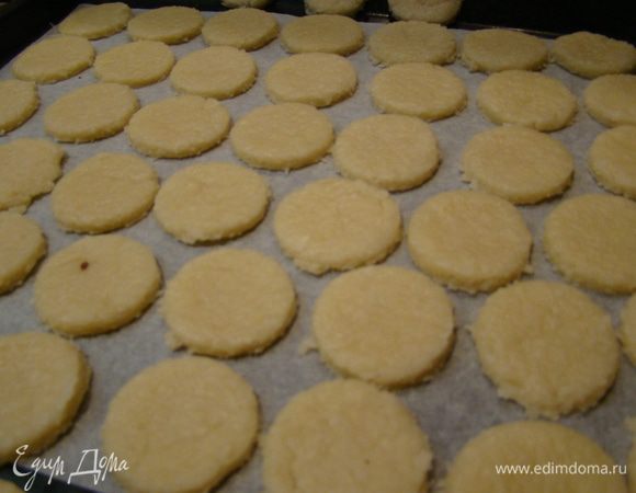 Раскатываем в пласт до 0,5 мм, вырезаем печенье формочками или стаканом