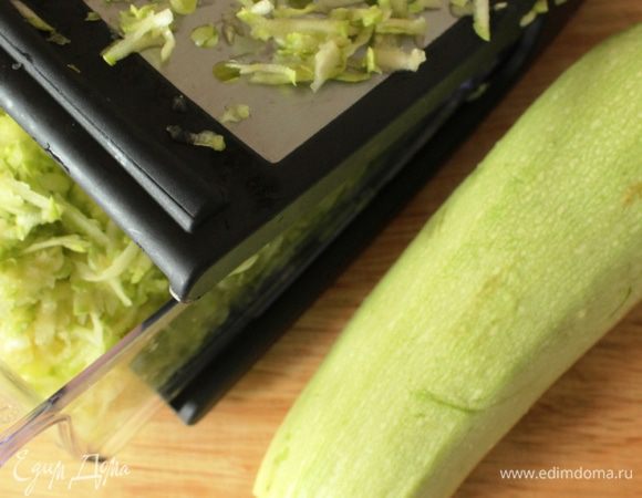 Кабачки натереть на крупной терке.