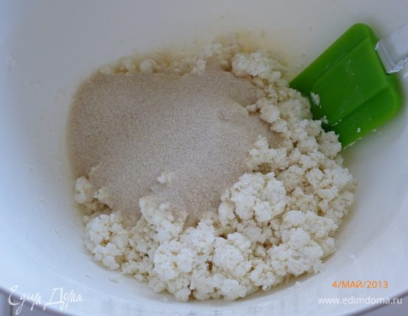 Протираем творог через сито, добавляем сахар и ванильный сахар. Сахар я взяла мелкий коричневый, последнее время часто его использую в выпечке, очень нравится его карамельный вкус и растворяется он быстро.