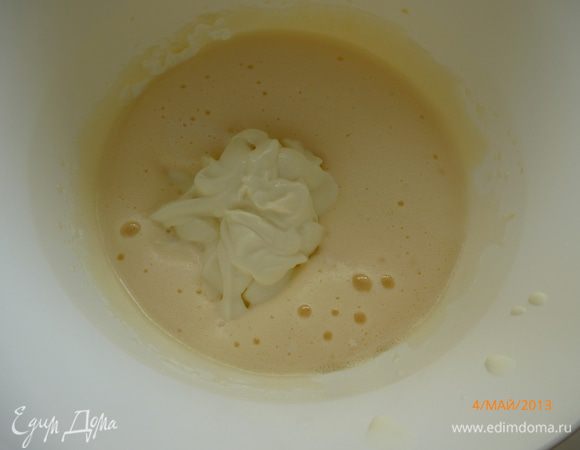 Взбиваем яйца до пышной пены, добавляем к ним сливки, все тщательно перемешиваем.