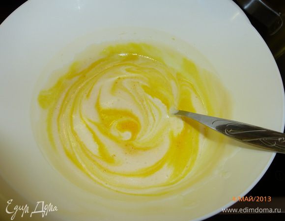 Добавляем 1 ст.л. шафрановой воды (процедить) и ликер (у меня миндальный, для аромата), перемешиваем. Красиво)