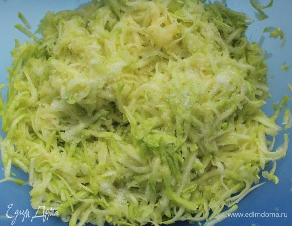 Обильно посыпать солью и оставить на 30 минут.