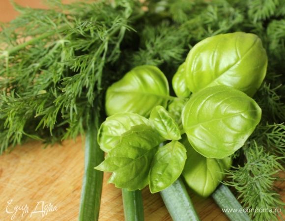 Зелень помыть и обсушить. Кстати, базилик и зеленый лук - с огорода на окне)))))))
