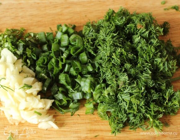 Зелень и чеснок порубить.