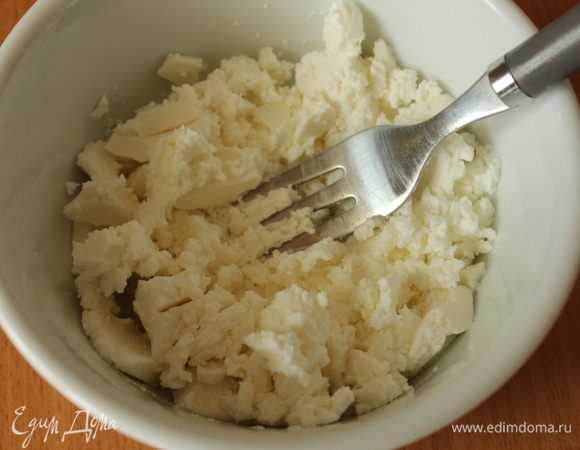 Брынзу размять вилкой.