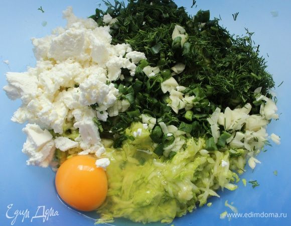 Из кабачка отжать как можно больше сока. Добавить яйцо, брынзу и зелень, поперчить, Если брынза не очень соленая, то можно добавить немного соли. Всё хорошо перемешать. 