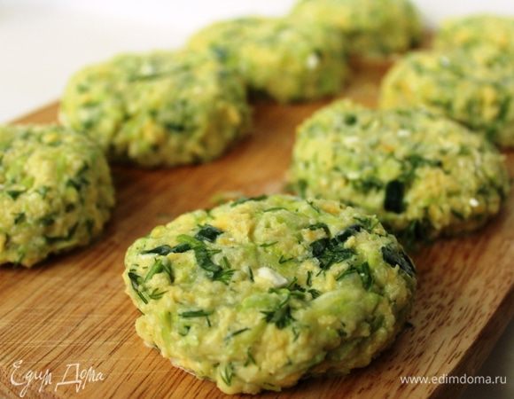 Сформировать небольшие круглые  котлетки. Выложить их на доску и на 1 час поставить в холодильник. 