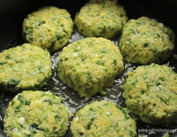 Обжарить кефтедес на растительном масле по 2,5 минуты сначала с одной...