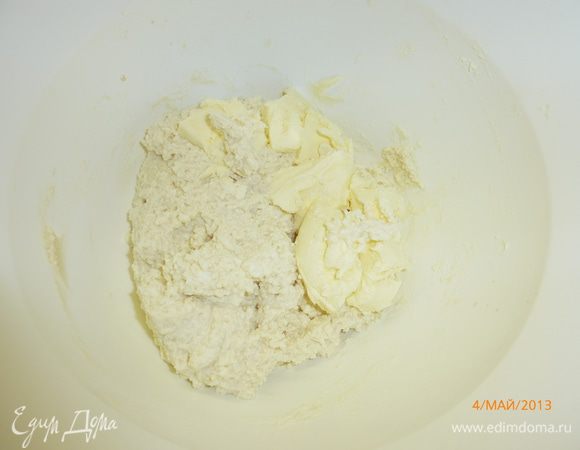 Возвращаемся к творогу. Добавляем к нему размягченное сливочное масло, размешиваем.