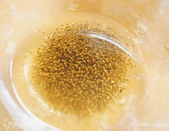 На медленном огне нагреть оливковое масло, добавить семена горчицы и обжарить их под накрытой крышкой. Выложить семена в чашу. На другой сковороде карамелизовать сахар, после чего влить воду и перемешать с карамелью. И залить получившимся сиропом семена горчицы.