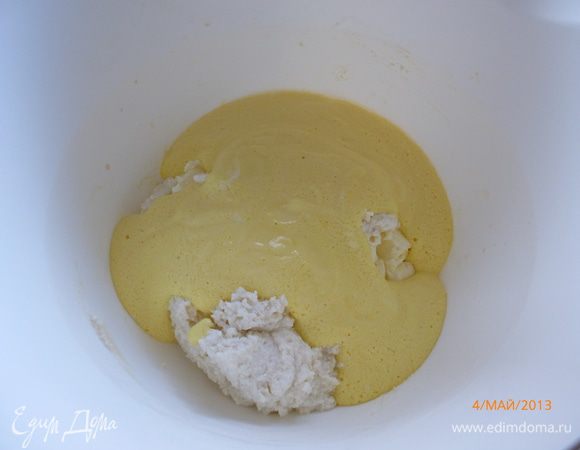 Добавляем яичную смесь, все взбиваем миксером.