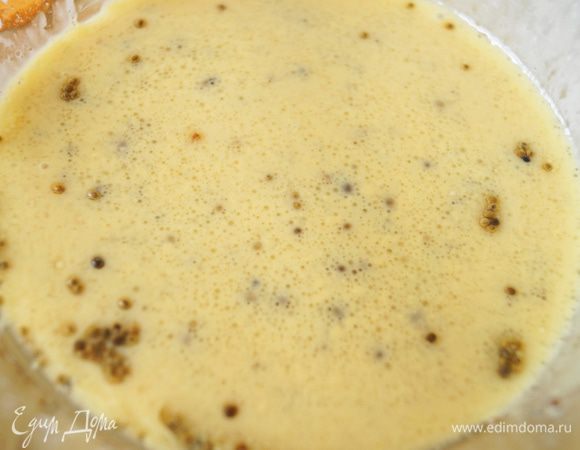 Добавить молотую горчицу, винный уксус, соль, перец и перемешать