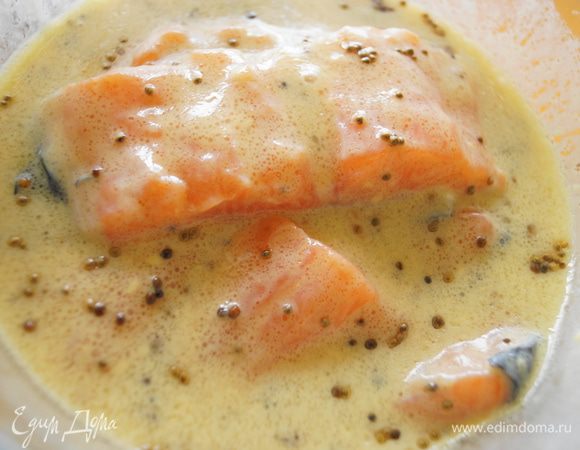 Лосось опустить в получившийся соус (маринад) и убрать на 20 минут в холодильник