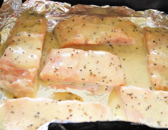 После этого, выложить кусочки лосося на противень застеленный фольгой, полить соусом и сверху тоже закрыть фольгой. Поставить в разогретую до 180 градусов духовку, запекаться, на 20-25 минут.