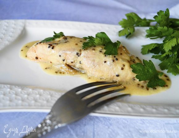 Готовые кусочки лосося посыпать зеленью. Приятного аппетита!!!