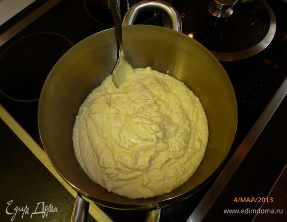 Перекладываем творожную массу в кастрюлю с толстым дном и ставим на плиту на медленный огонь, завариваем.