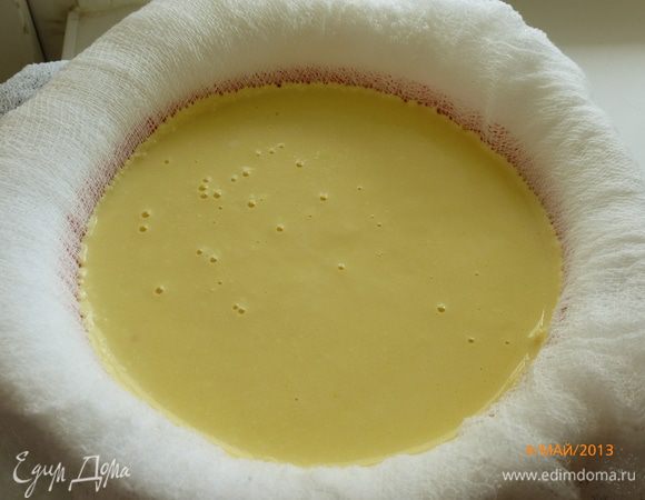 Перекладываем массу в дуршлаг, застеленный несколькими слоями марли. Оставляем на 2 часа в холодильнике для стекания сыворотки.