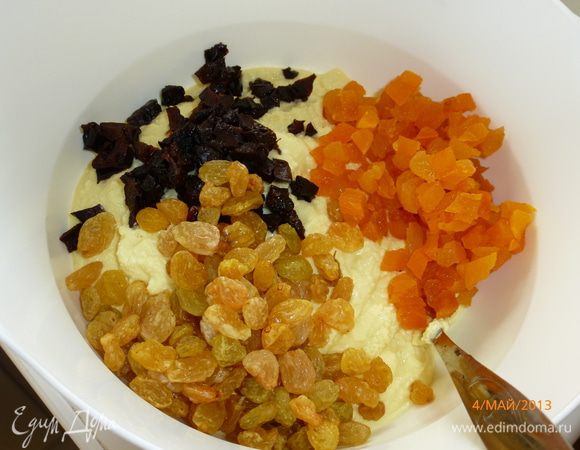 По истечении двух часов, перекладываем творожную массу в чашу, добавляем изюм, курагу и чернослив, кто что любит. Перемешиваем.