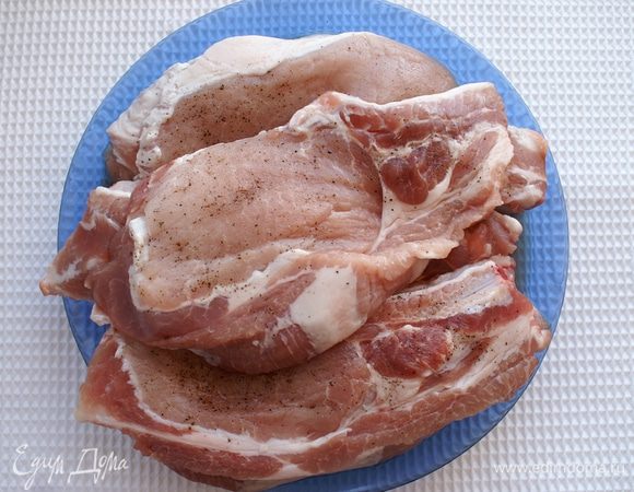 Мясо нарезаем на порционные куски. Солим и перчим по вкусу.