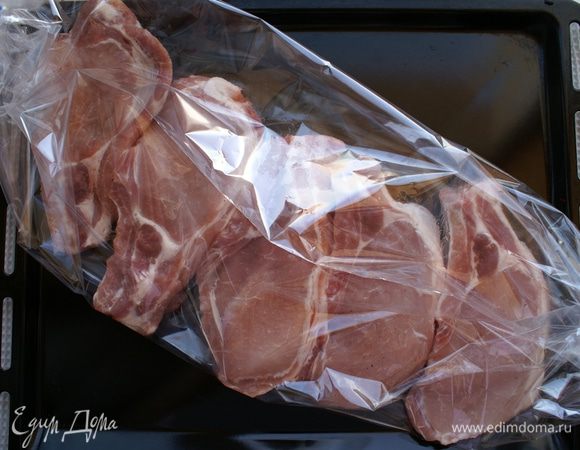 Выкладываем корейку на противень в рукав для запекания. Запекаем при t180 град 1 ч. 30 мин.