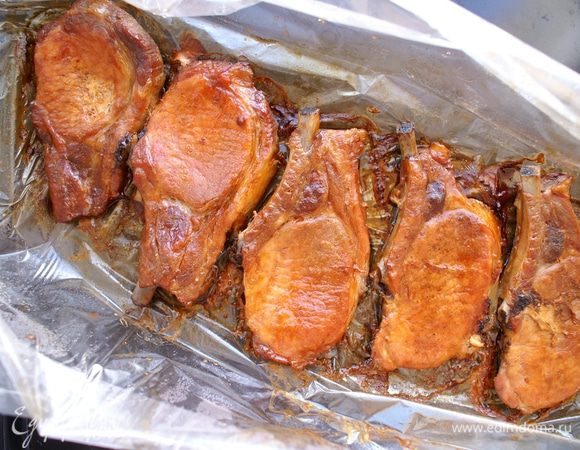 Затем рукав разрезаем, мясо поливаем выделившимся соком и смазываем соусом барбекю (я смазываю только сверху). Ставим в духовку еще на 10 мин. Готово!