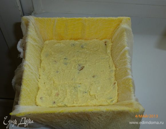 Выкладываем массу в форму для пасхи. Форму выстилаем влажной марлей, чтобы творог не сох. Сверху устанавливаем груз, чтобы стекали остатки сыворотки и пасха стала плотной. Оставляем пасху в холодильнике на 12 часов.