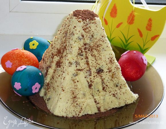 Готовую пасху переворачиваем на блюдо, снимаем марлю и украшаем. Приятного аппетита! Христос Воскрес!